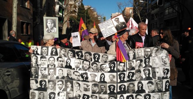 Colectivos antifranquistas exigen a Carmena la retirada completa de la simbología franquista en las calles de Madrid