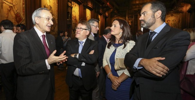 El embajador de España en Bélgica, Ignacio Matellanes, a la izquierda, con corbata burdeos. (EFE)