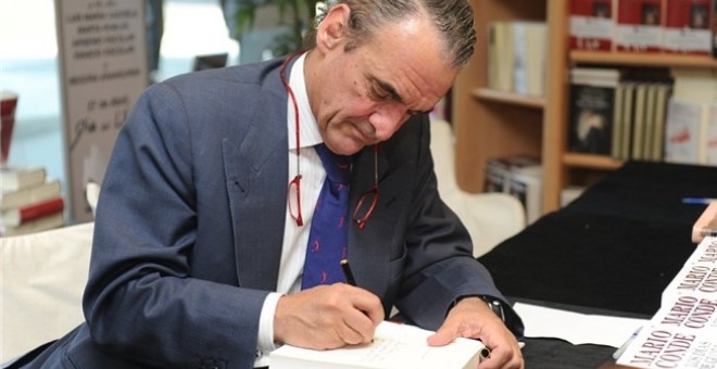 Mario Conde firmando uno de sus libros.