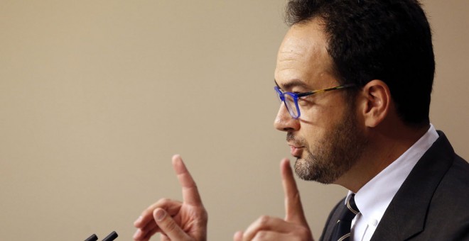 El portavoz del grupo parlamentario del PSOE, Antonio Hernando, durante la rueda de prensa ofrecida en el Congreso. EFE/Javier Lizón