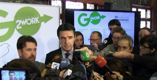 El ministro de Industria, Energía y Turismo, José Manuel Soria, hace declaraciones a los medios tras la presentación del Plan de Espacios Coworking y Empleo Joven de la Escuela de Organización Industrial (EOI) celebrada en el Cabildo de Tenerife. EFE/EFE-