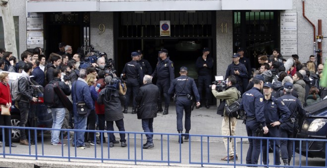 Exterior del edificio de la avenida del Mediterraneo en Madrid donde se ha producido un robo frustrado en una vivienda que se ha saldado con un herido leve, y ha motivado un gran despliegue policial en el centro de la capital tras una confusión que ha hec