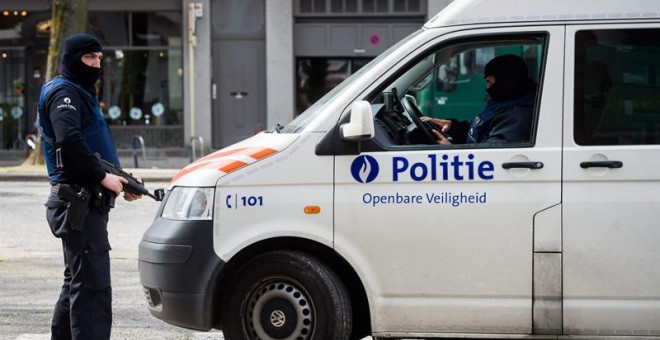 Un policía belga durante un registro en Etterbeek. - EFE