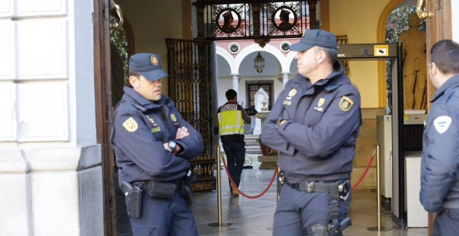 Dos agentes de Policía custodian la entrada principal del Ayuntamiento de Granada. / Twitter Ideal de Granada