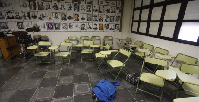 Las aulas están vacías en centros educativos como el IES Juan de la Cierva de Madrid con motivo de la huelga convocada. EFE/Javier Lizó