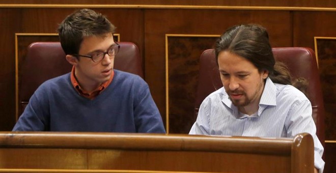 El lider de Podemos, Pablo Iglesias, y el portavoz del grupo, Íñigo Errejón,en sus escaños. /EFE