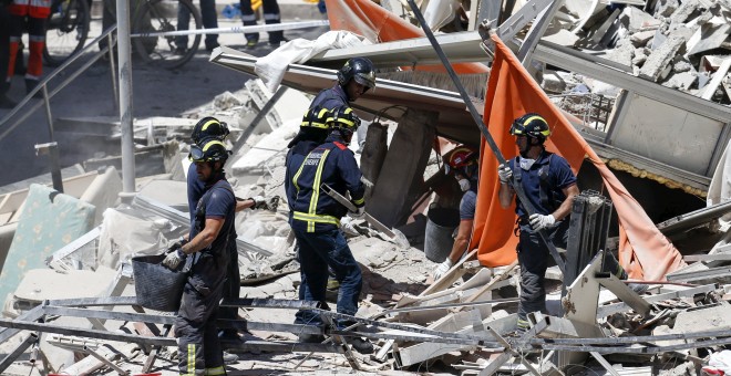 Los bomberos trabajan en la retirada de escombros en busca de los desaparecidose en el edificio de Los Cristianos (sur de Tenerife) que se ha derrumbado parcialmente este jueves. REUTERS/Santiago Ferrero