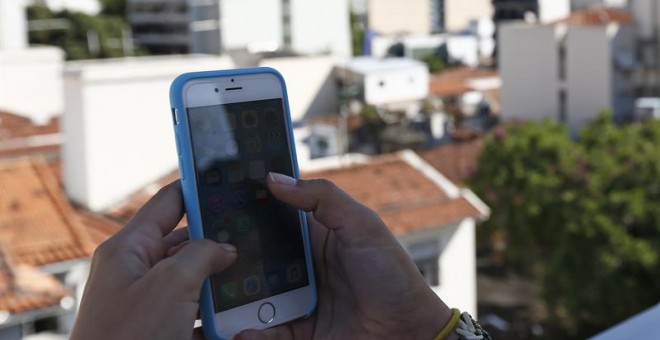 Algunos teléfonos móviles podrán beneficiarse de este tipo de sistemas.  EFE / Marcelo Sayão