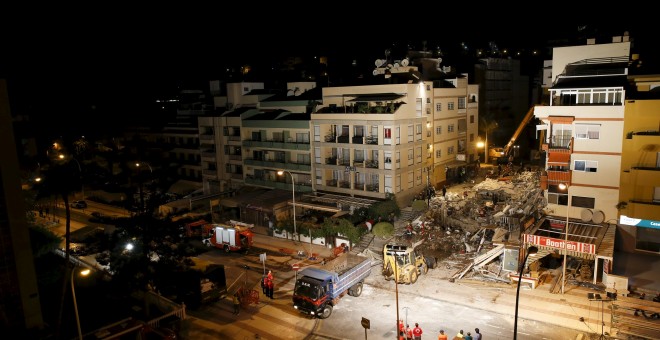 Los servicios de emergencias trabajan durante la noche buscando supervivientes. REUTERS