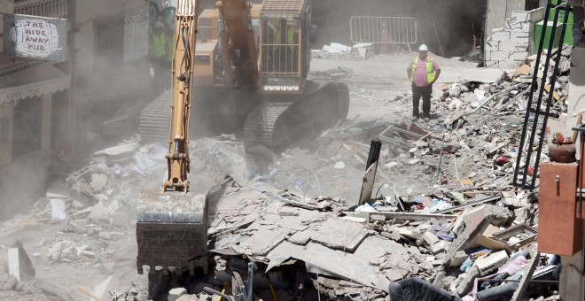 Los servicios de rescate continúan las labores de desescombro en el edificio derrumbado en Arona (Tenerife) en busca de las personas que aún no han sido localizadas tras el siniestro, en el que han muerto dos mujeres y cinco personas continúan desaparecid