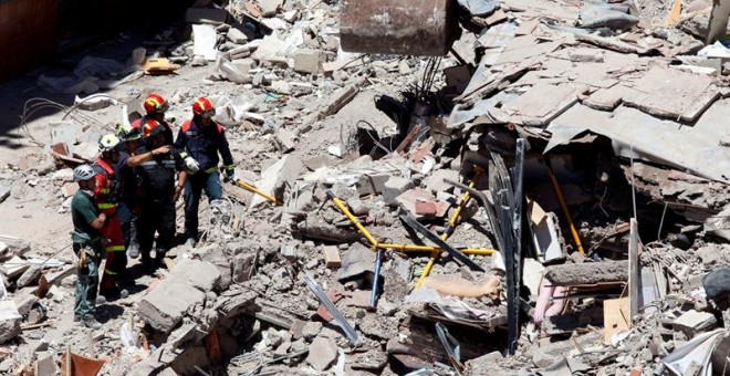 Los servicios de rescate continúan las labores de desescombro en el edificio derrumbado en Arona (Tenerife) en busca de las personas que aún no han sido localizadas tras el siniestro, en el que han muerto dos mujeres y cinco personas continúan desaparecid