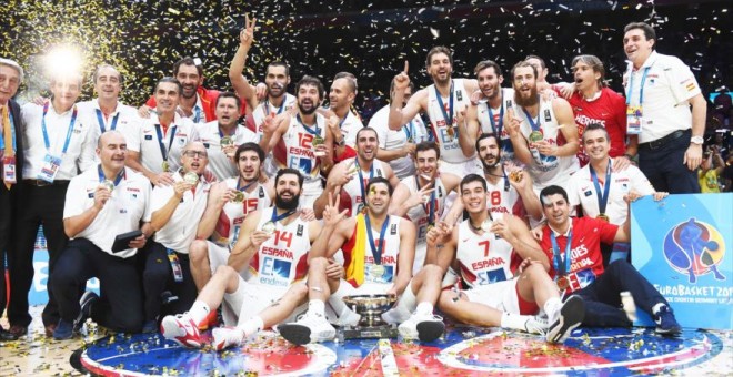 Los jugadores de la selección española celebran el Eurobasket conquistado en Francia el pasado mes de septiembre. /EFE
