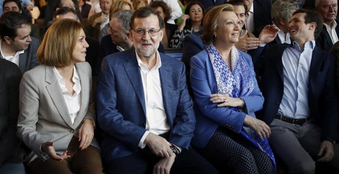 María Dolores de Cospedal junto a Mariano Rajoy, Luisa Fernanda Rudi y Pablo Casado en la convención del PP en Zaragoza. /EFE
