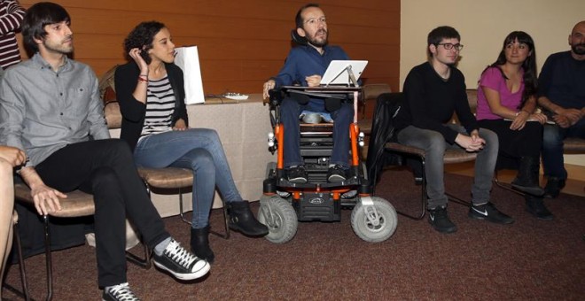 El secretario de Organización de Podemos, Pablo Echenique. junto al dirigente de Podemos Euskadi, Eduardo Maura, y la secretaria general en Euskadi, Nagua Alba , durante la reunión con los círculos del partido en el País Vasco. EFE/Luis Tejido