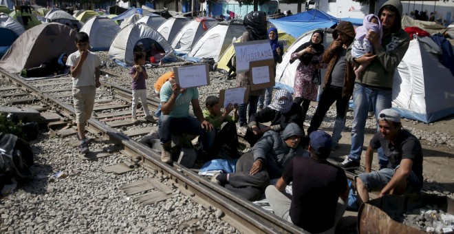 Refugiados en las vías de tren que unen Grecia con Macedonia. - REUTERS
