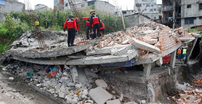 Una de las viviendas afectadas por el terremoto en el barrio Ciudad Futuro al sur de Quito, Ecuador. EFE/FREDY CONSTANTE