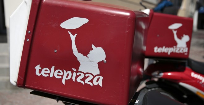 El logo de Telepizza en la moto de uno de sus repartidores. REUTERS