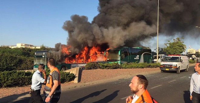 Fotografía facilitada por el Maguen David Adom (equivalente a Cruz Roja) de un autobús en llamas tras la explosión en Jerusalén. EFE