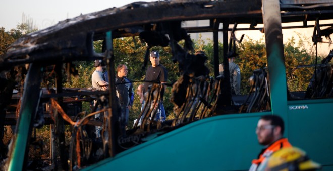El autobús calcinado en Jerusalén.- REUTERS/Ronen Zvulun