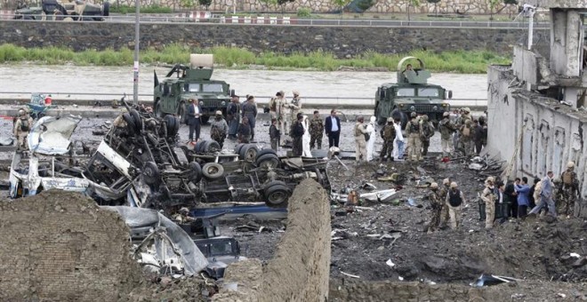 Oficiales de seguridad inspeccionan el lugar donde se ha producido un atentado cerca del Ministerio de Defensa en Kabul. - EFE
