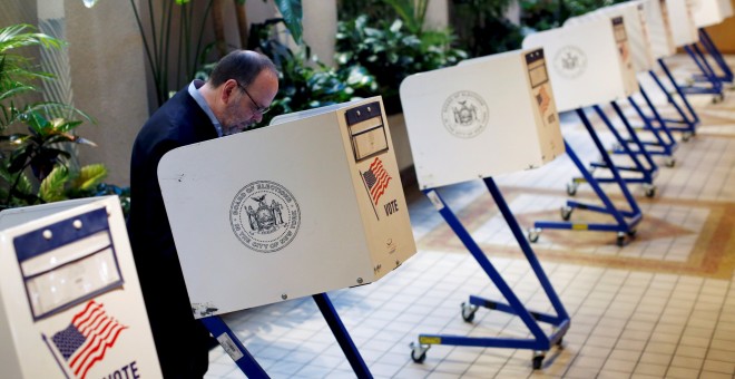 Un hombre vota en el condado de Manhattan de Nueva York. REUTERS/Andrew Kelly