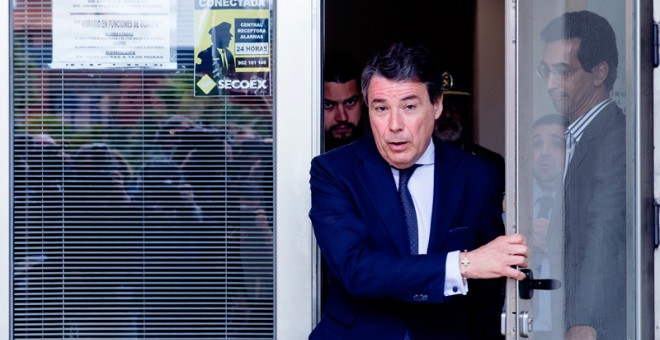 El expresidente de la Comunidad de Madrid Ignacio González, anteayer, a su salida del Juzgado de Estepona. / EFE