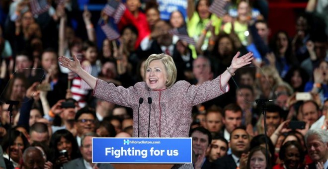 La precandidata presidencial demócrata Hillary Clinton pronuncia un discurso durante la celebración por su victoria en las primarias de Nueva York./ EEUU