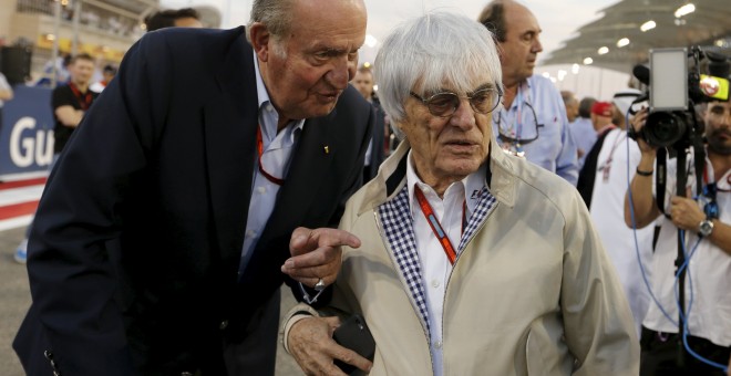 Ecclestone junto al rey Juan Carlos en el GP de Bahrein de F1 a principios de abril. /REUTERS