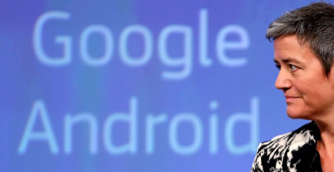 La comisaria europea de Competencia, Margrethe Vestager, durante la rueda de prensa en la que ha informado de los cartos contra Google por su sistema operativo Android. REUTERS/Francois Lenoir