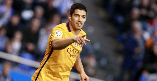 El delantero uruguayo del FC Barcelona Luis Suárez celebra su cuarto gol, el quinto del equipo frente al Deportivo de La Coruña, durante el partido de la trigésimo cuarta jornada de Liga en Primera División que se juega hoy en el estadio de Riazor, en A