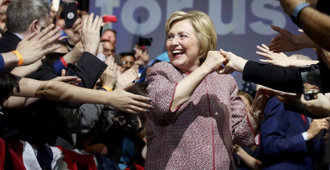 Hillary Clinton saluda a sus seguidores durante la noche de primarias en Nueva York. - REUTERS