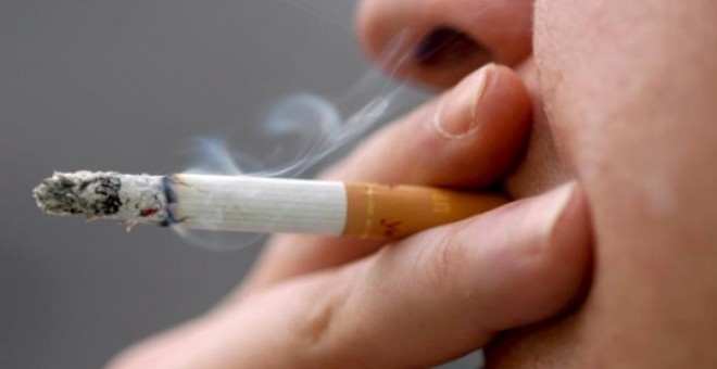 Casi un tercio de los enfermos de cáncer contraen la enfermedad por causa del tabaco. Foto archivo EFE