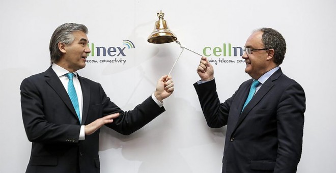 El consejero delegado de Abertis y presidente de Cellnex, Francisco Reynés, con el consejero delegado de la filial de telecomunicaciones, Tobías Martínez, en su salida a bolsa. EFE