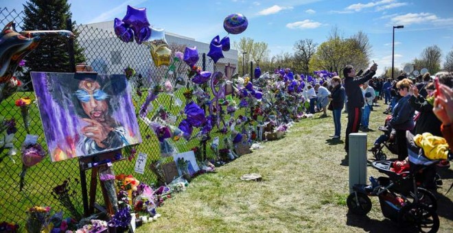 La verja de la casa de Prince en Minneapolis se ha convertido en un santuario donde recordar al músico.- / EFE