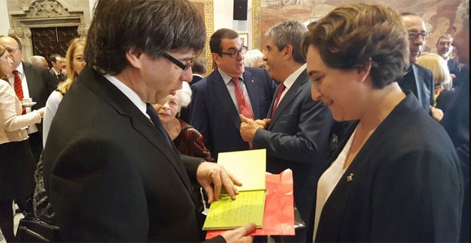 La alcaldesa de Barcelona, Ada Colau, con el presidente de la Generalitat, Carles Puigdemont, en la Diada de Sant Jordi. Imagen: Twitter de @AdaColau