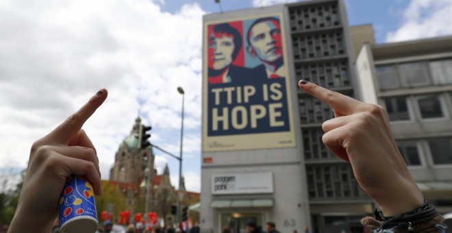 Un cartel en una pared durante la manifestación contra el tratado de libre comercio TTIP antes de la visita del presidente de EEUU Barack Obama, en Hannover, Alemania. REUTERS/Kai Pfaffenbach
