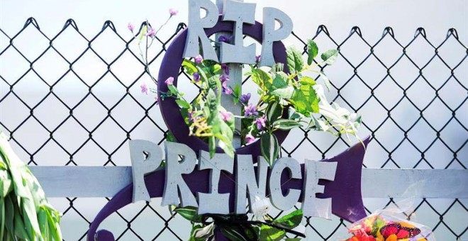 Homenaje a Prince en su residencia de Chanhassen, Minnesota. / EFE