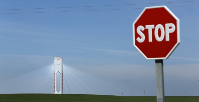 Torre de la planta solar de Abengoa en la localidad sevillana de Sanlúcar la Mayor. REUTERS