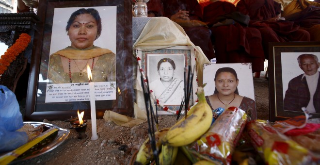 Ofrendas frente a los retratos de las víctimas del terremoto en Katmandú, Nepal. REUTERS/Navesh Chitrakar