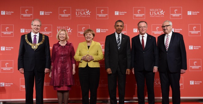 La canciller alemana, Angela Merkel, y el presidente de EEUU, Barack Obama Hanover, con el alcalde de Hannover, Stefan Schostok, la ministra de Educación germana, Johanna Wanka, el primer ministro del lander de Baja Sajonia, Stephan Weil, y el presidente