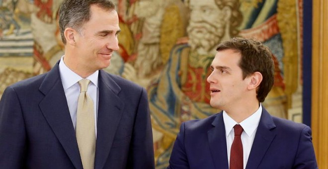 El rey Felipe VI ha recibido hoy en el Palacio de la Zarzuela al presidente de Ciudadanos, Albert Rivera, en su tercera y última ronda de consultas con los líderes políticos. EFE/Angel Díaz