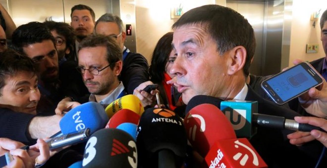 El líder de la izquierda independentista vasca Arnaldo Otegi realiza una declaración a los medios de comunicación a su llegada al Parlamento Europeo, donde participó en una conferencia organizada por eurodiputados del Grupo de Amigos del País Vasco. EFE/R