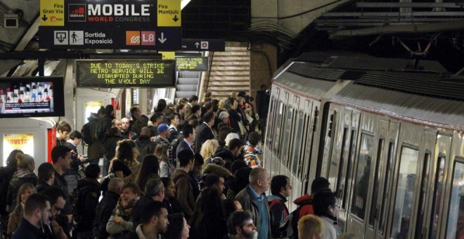 Carteles informativos de la última huelga en el Metro de Barcelona.- EFE