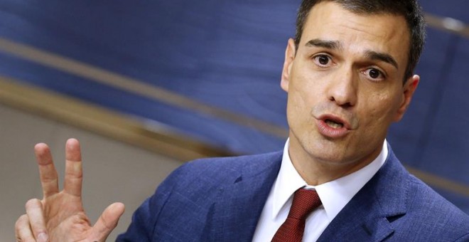 El secretario general del PSOE, Pedro Sánchez, durante la rueda de prensa ofrecida en el Congreso tras reunirse con el rey Felipe VI. EFE/Marisca