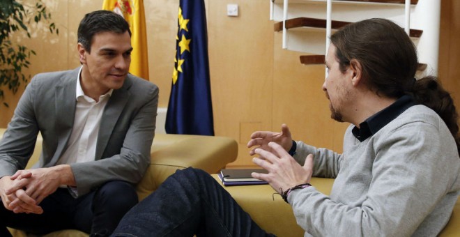 Pedro Sánchez y Pablo Iglesias durante un encuentro en el Congreso. EFE