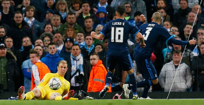 Hart salva una ocasión de Pepe durante el partido. Reuters / Jason Cairnduff