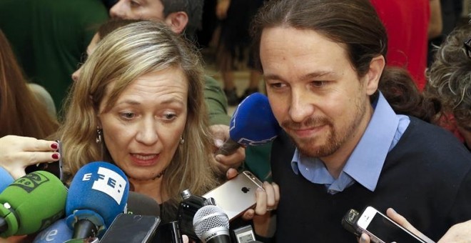 El secretario general de Podemos, Pablo Iglesias, ha acompañado a la diputada en la presentación de su renuncia como miembro de la Diputación Permanente del Congreso. EFE