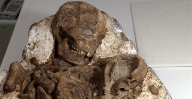 Unos arqueólogos encuentran un fósil humano de 4.800 años de una madre sujetando a un bebé. /REUTERS