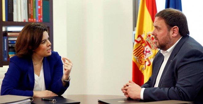 La vicepresidenta del Gobierno, Soraya Sáenz de Santamaría, se ha reunido hoy con el vicepresidente catalán y líder de ERC, Oriol Junqueras, en el primer encuentro que mantienen desde el desbloqueo del diálogo entre ambas administraciones. EFE/Chema Moya