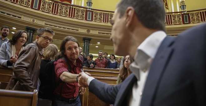 El líder de Podemos , Pablo Iglesias, estrecha la mano del secretario general del PSOE, Pedro Sanchez, al finalizar el último lpano de la XI Legislatura. EFE/Paco Campos